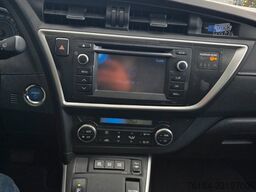 TOYOTA Auris Hybrid Life+