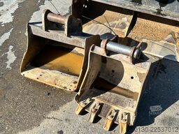 CATERPILLAR 301.8C Gummikette / 2 Löffel / Schwenkschaufel
