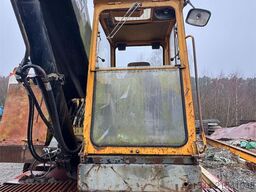 Åkerman H10B crawler excavator with digging bucket.