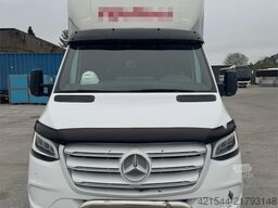 Mercedes-Benz Sprinter 4x2 box truck.