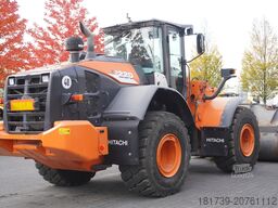 Hitachi ZW220 articulated loader / 2 buckets
