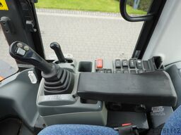 Hitachi ZW220 articulated loader / 2 buckets