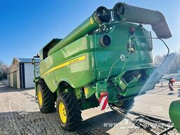 John Deere S690