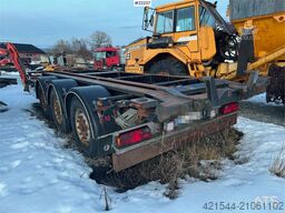 Istrail hook trailer with tipping function