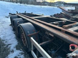 Istrail hook trailer with tipping function