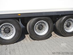 Lamberet refrigerated semi-trailer / Carrier