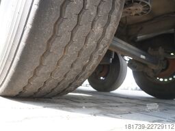 Lamberet refrigerated semi-trailer / Carrier