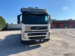 VOLVO VOLVO FM82 SCARRABILE CON GRU E POLIPO