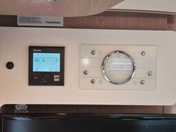 BÜRSTNER Lyseo T 744 *2x Hubbett*2xTV*MaxxFan*Navi*Solar