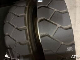 Maximal FD100T-MWL3 10-ton fork lift truck as a repair obj