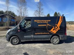 Renault Master van with two sets of tires.