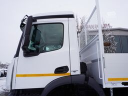 Mercedes-Benz Arocs 2633 flatbed truck / Crane FASSI