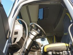 Volvo FH 650 8x4 / Truck chassis / steered 4th
