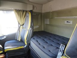 Volvo FH 650 8x4 / Truck chassis / steered 4th