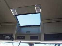 Volvo FH 650 8x4 / Truck chassis / steered 4th