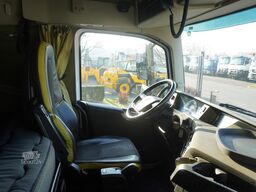 Volvo FH 650 8x4 / Truck chassis / steered 4th