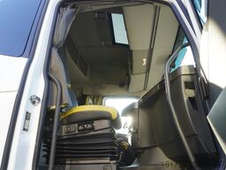 Volvo FH 650 8x4 / Truck chassis / steered 4th