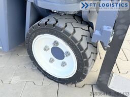 Combilift CB2500 GAS TRIPLEX 4900 FORK POSITIONER