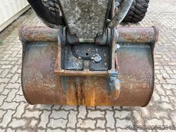 LIEBHERR A914 Compact / 2017 BJ / 9.979 H / OilQuick