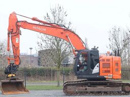 Hitachi ZX225 USRLC-6 | ROTOTILT | BUCKET | GOOD CONDITION