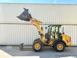 CATERPILLAR 908M / 2015 BJ / 7.656 H / Schaufel + Gabel