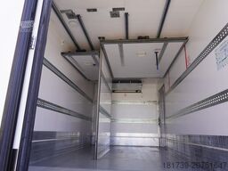 Renault D12 / Lamberet refrigerated truck / lift