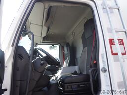 Renault D12 / Lamberet refrigerated truck / lift