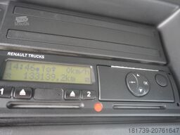 Renault D12 / Lamberet refrigerated truck / lift