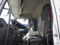 Renault D12 / Lamberet refrigerated truck / lift