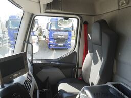 Renault D12 / Lamberet refrigerated truck / lift