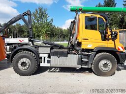 Mercedes-Benz Unimog U423 mit Abrollsystem und Mulde