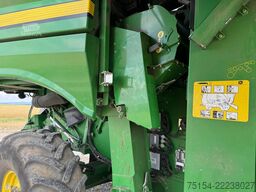 John Deere S690i