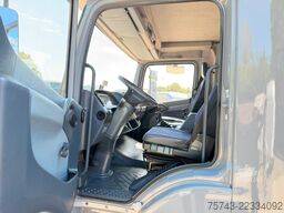 MERCEDES-BENZ ATEGO 1218  5  Pferde  Wohnung Dusche