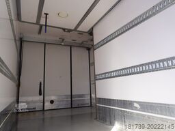 Renault D12 / Lamberet refrigerated truck / lift