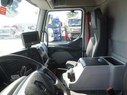 Renault D12 / Lamberet refrigerated truck / lift