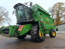 John Deere 2066