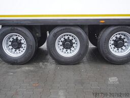 Lamberet refrigerated semi-trailer / Carrier