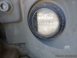 Volvo EW60E with 5 buckets