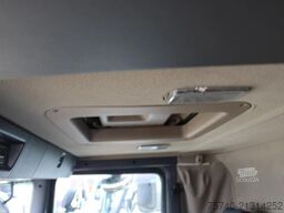 Scania P230 + thermo king + lift