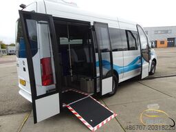 MERCEDES-BENZ eSprinter 14 Sitze Electric Range: 300 km