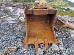 Komatsu PC210LC crawler excavator with 2 buckets and tiltr