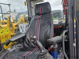 Komatsu PC210LC crawler excavator with 2 buckets and tiltr