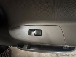 NISSAN NT 500 Koffer mit Ladebordwand *Schlafkabine*