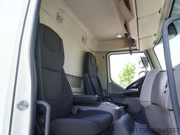 DAF LF 12.210 18-pallet container with tail