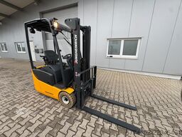 Jungheinrich EFG113 + Ladegerät 3698 (ist hinter 3699) --EK