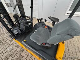 Jungheinrich EFG113 + Ladegerät 3698 (ist hinter 3699) --EK