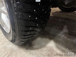 Ford Ranger with two sets of tires and defective four-w