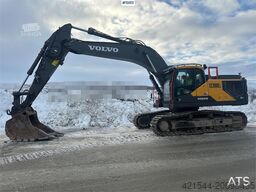 Volvo EC300EL crawler excavator w/ rototilt, cleaning an