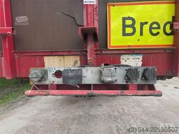 Broshuis Machine Semi-Trailer – with hydraulic loading ramp