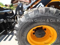 JCB 407 inkl. Schaufel & Palettengabel